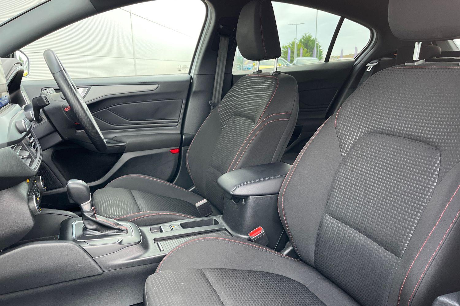 Ford FOCUS Photo 18