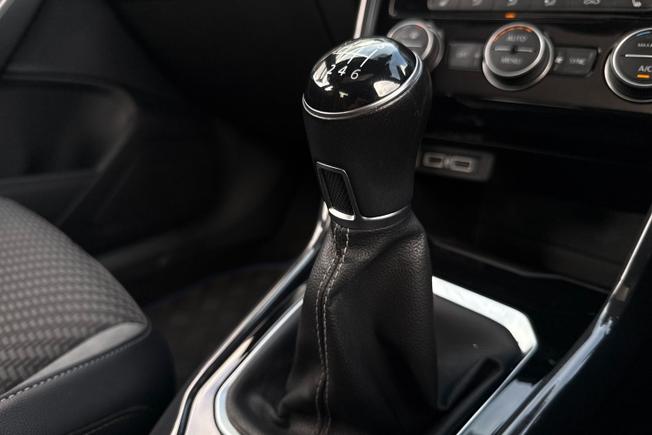 VOLKSWAGEN T-Roc Photo 23