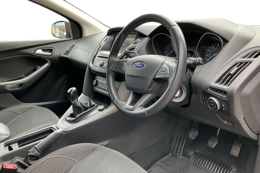 Ford Focus Photo autoimg-94b4412143d42799ee550aa7e370e6ab89248f16.jpg