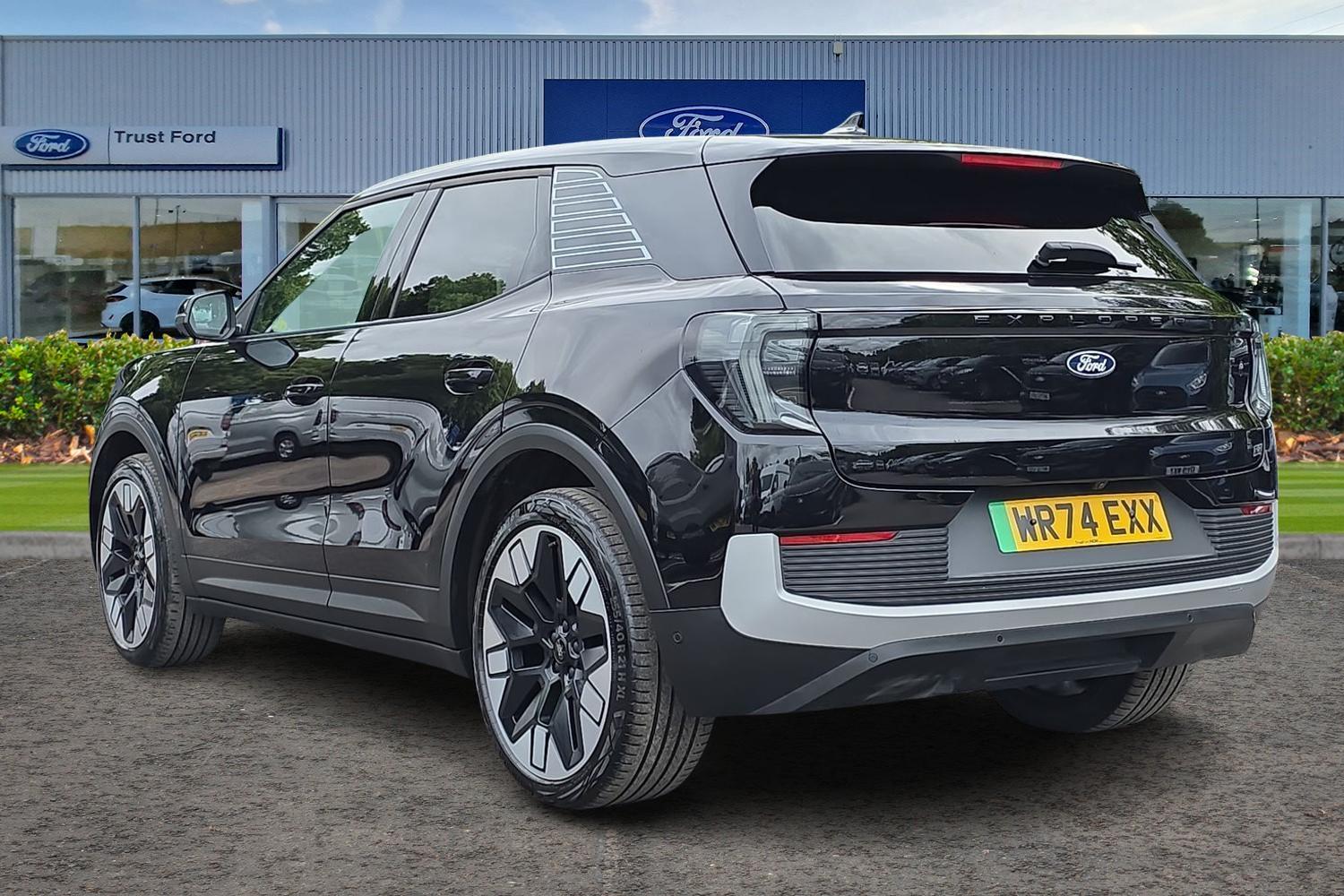 Ford Explorer Photo 1