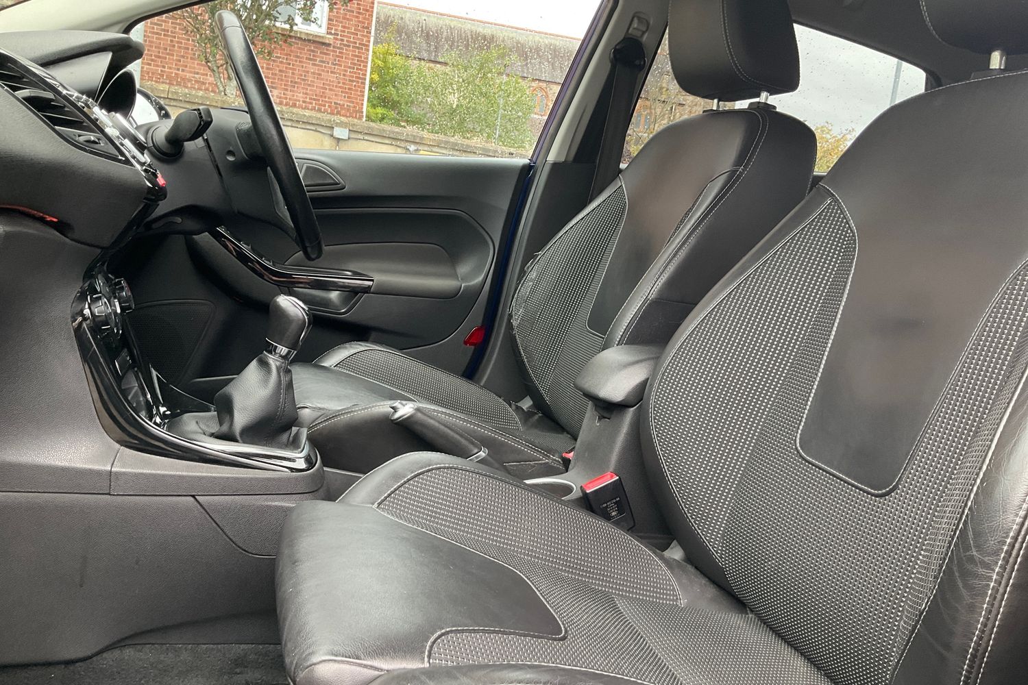 Ford FIESTA Photo 18