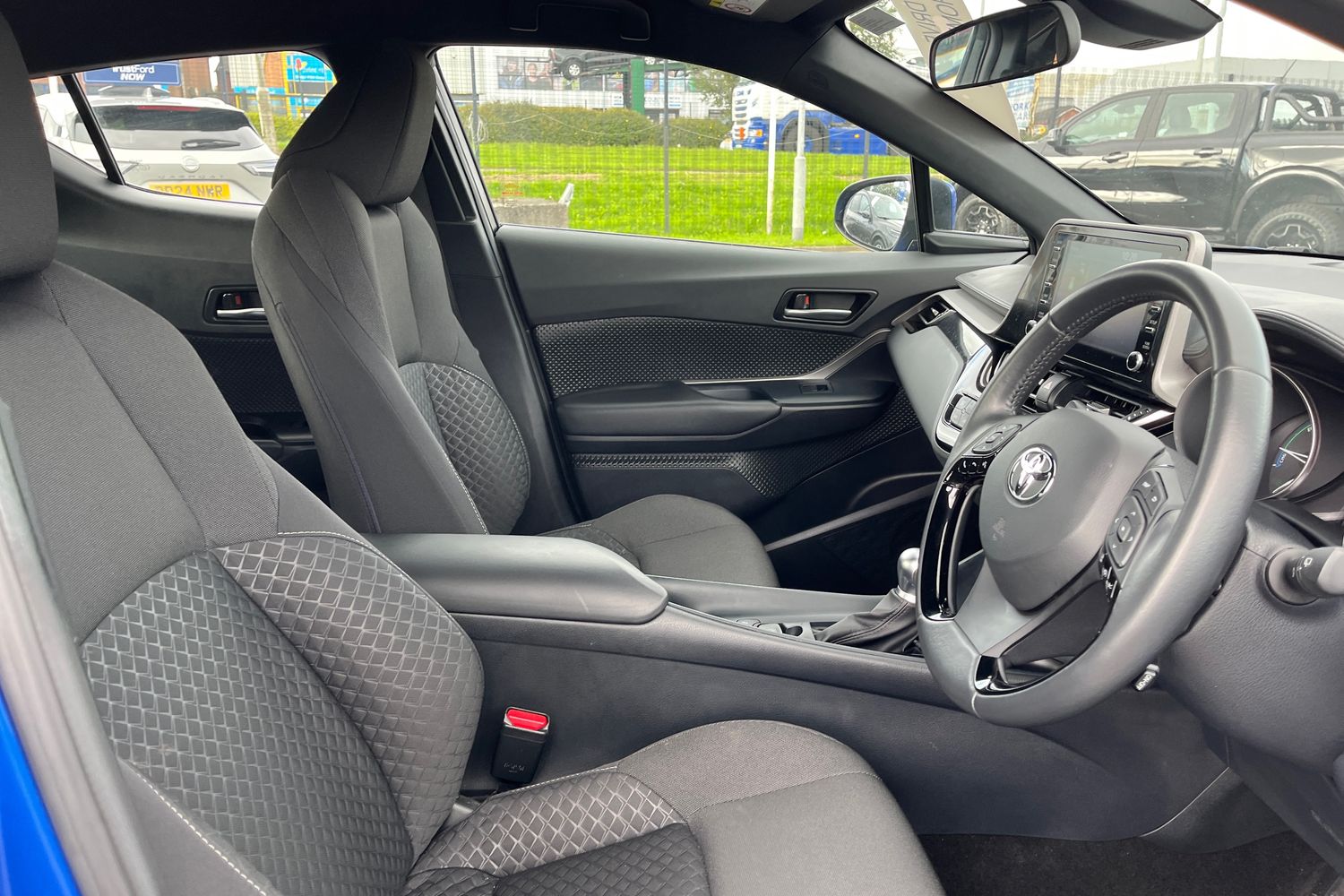 Toyota C-HR Photo 16