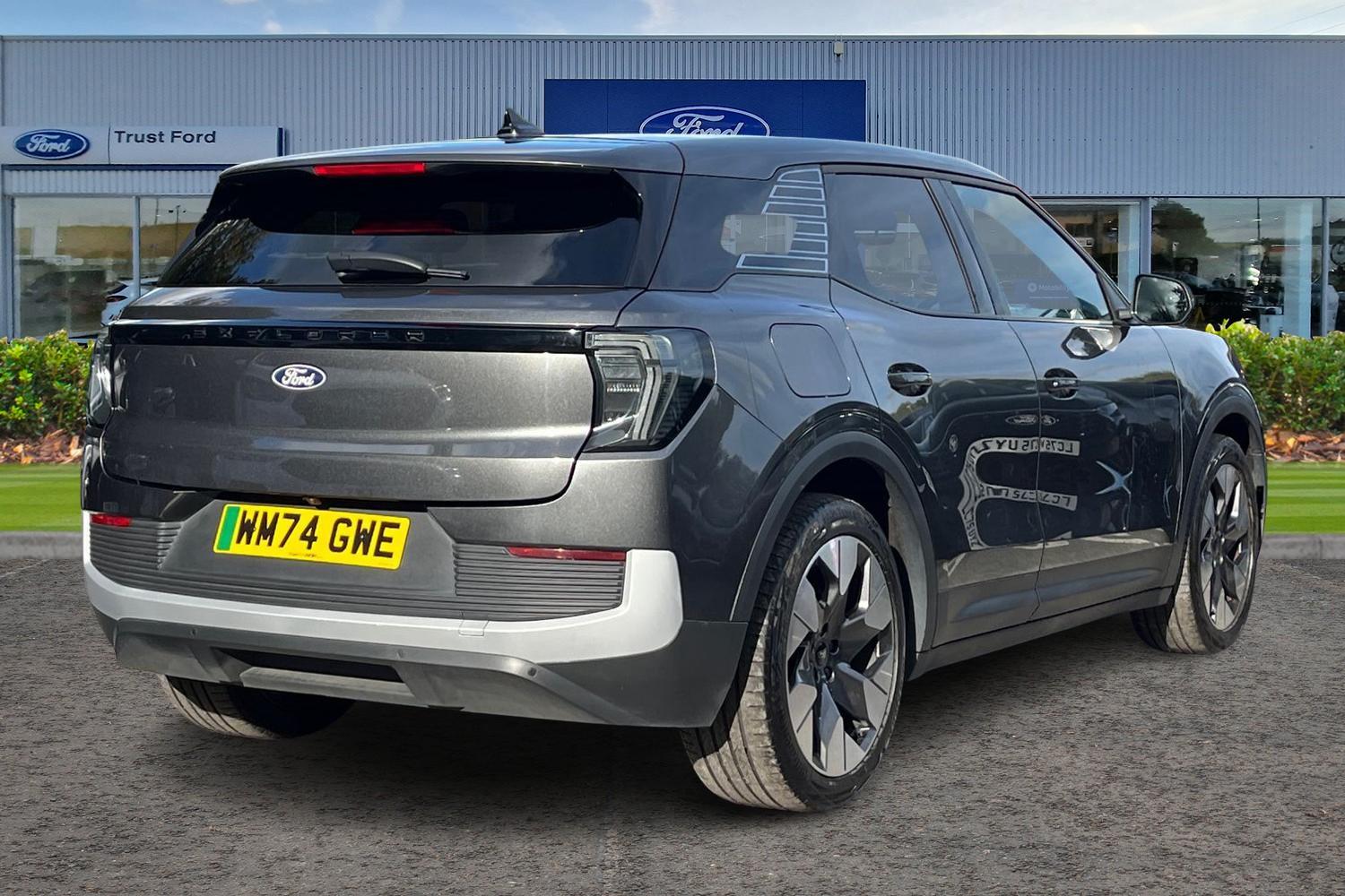 Ford Explorer Photo 3
