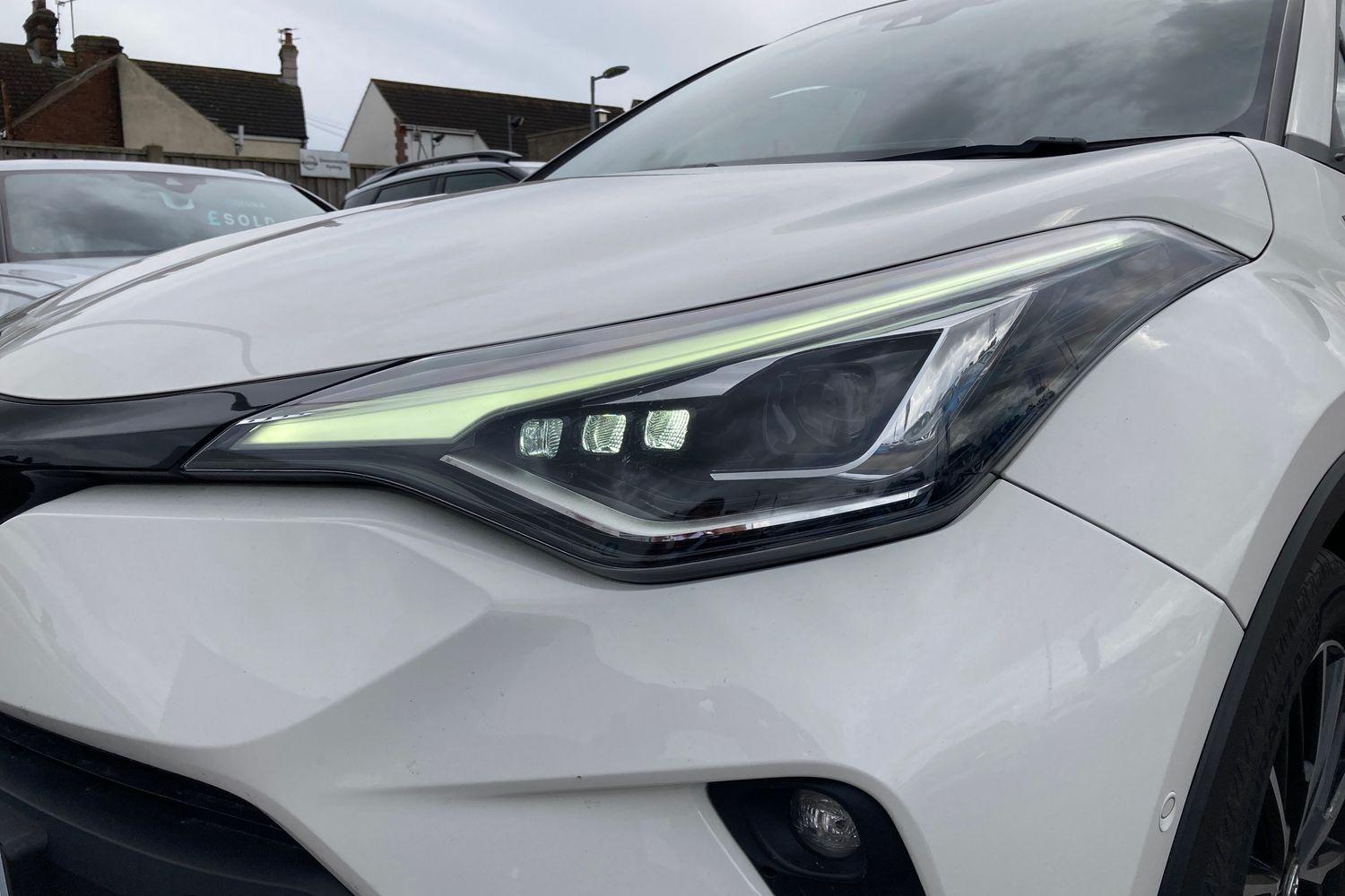 Toyota C-HR Photo 17