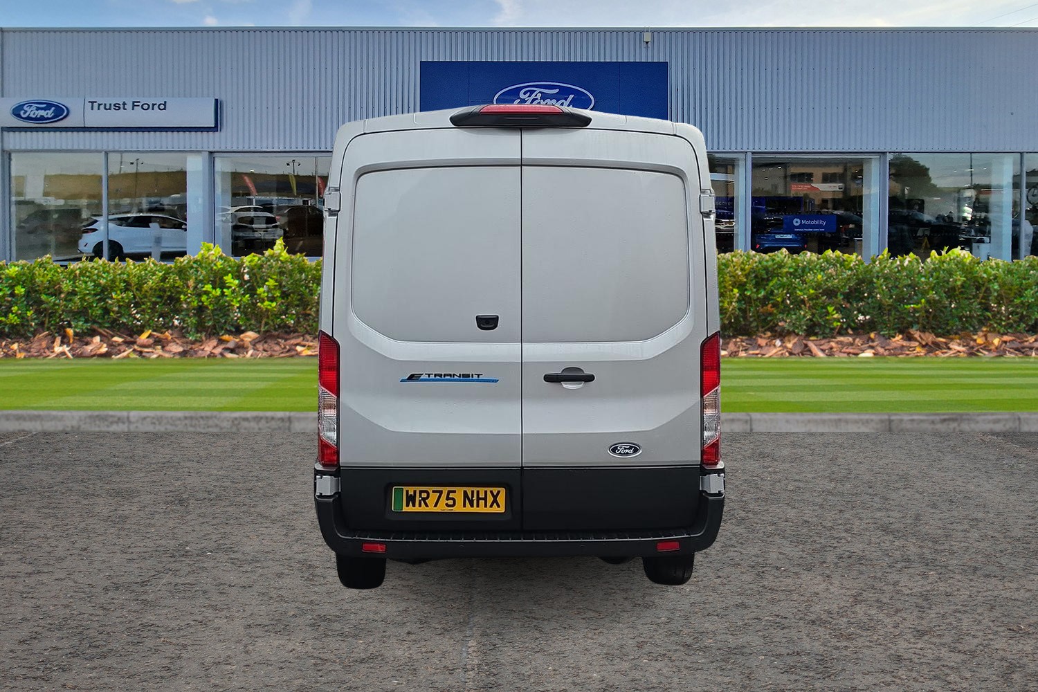 Ford E-TRANSIT Photo 12