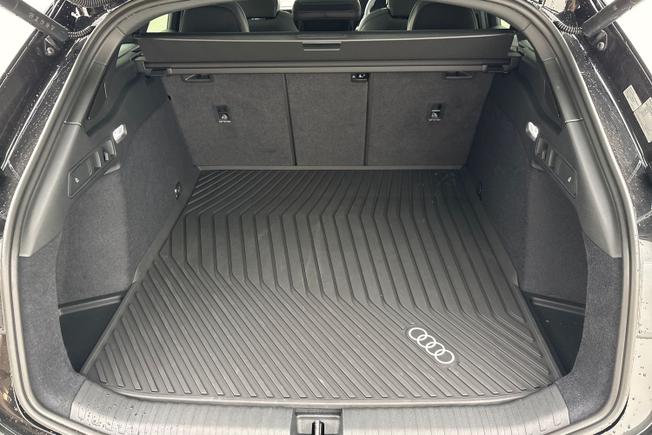 AUDI S6 E-Tron Avant Photo 12