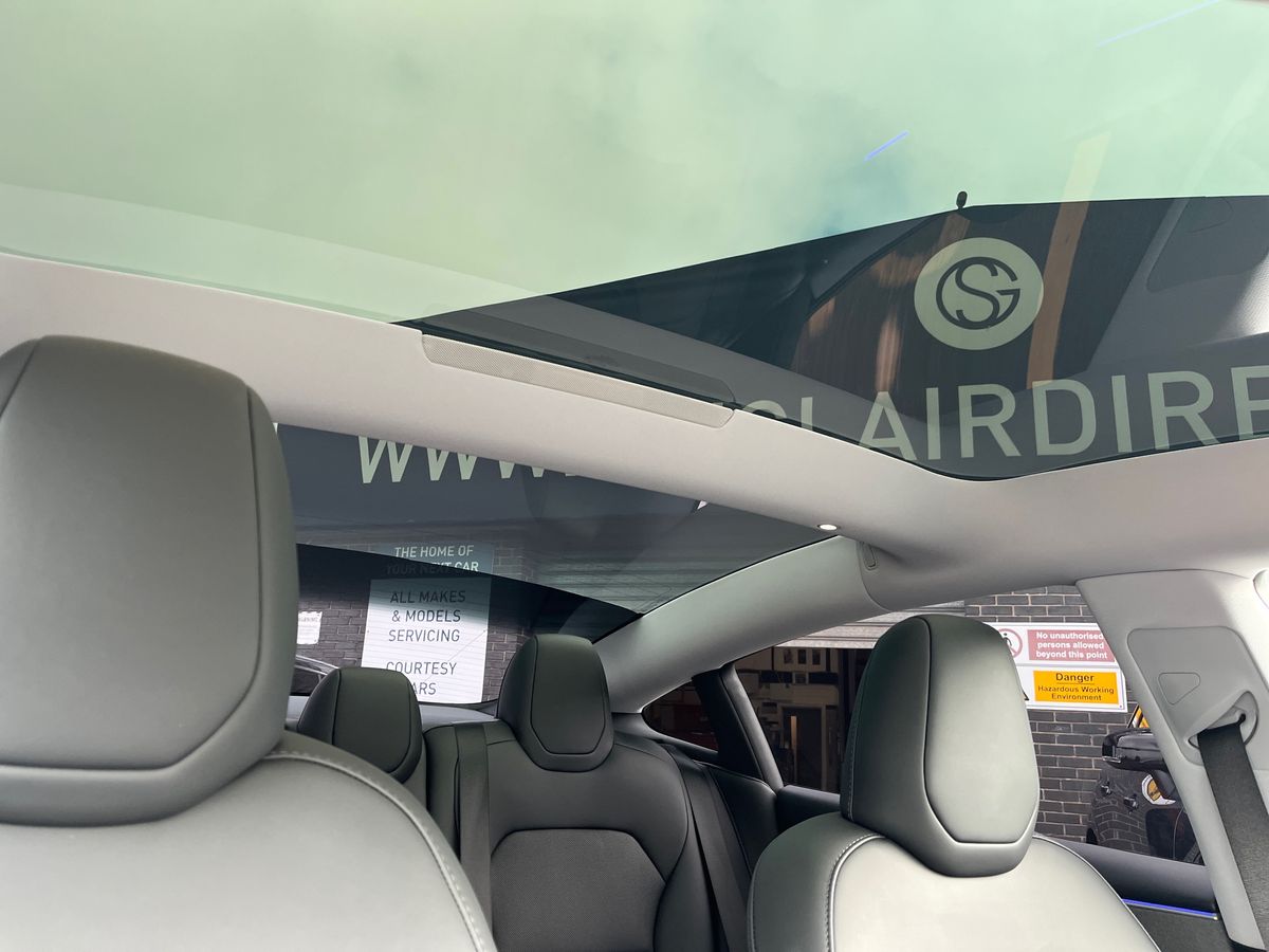TESLA Model 3 Photo 17