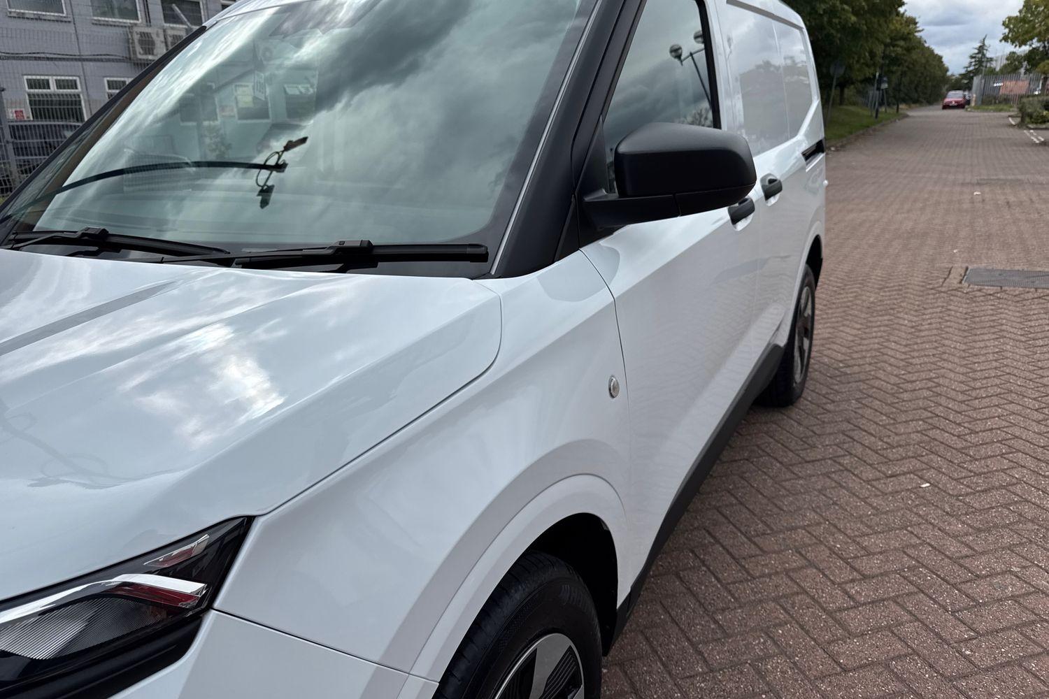 Ford E-TRANSIT COURIER Photo 22