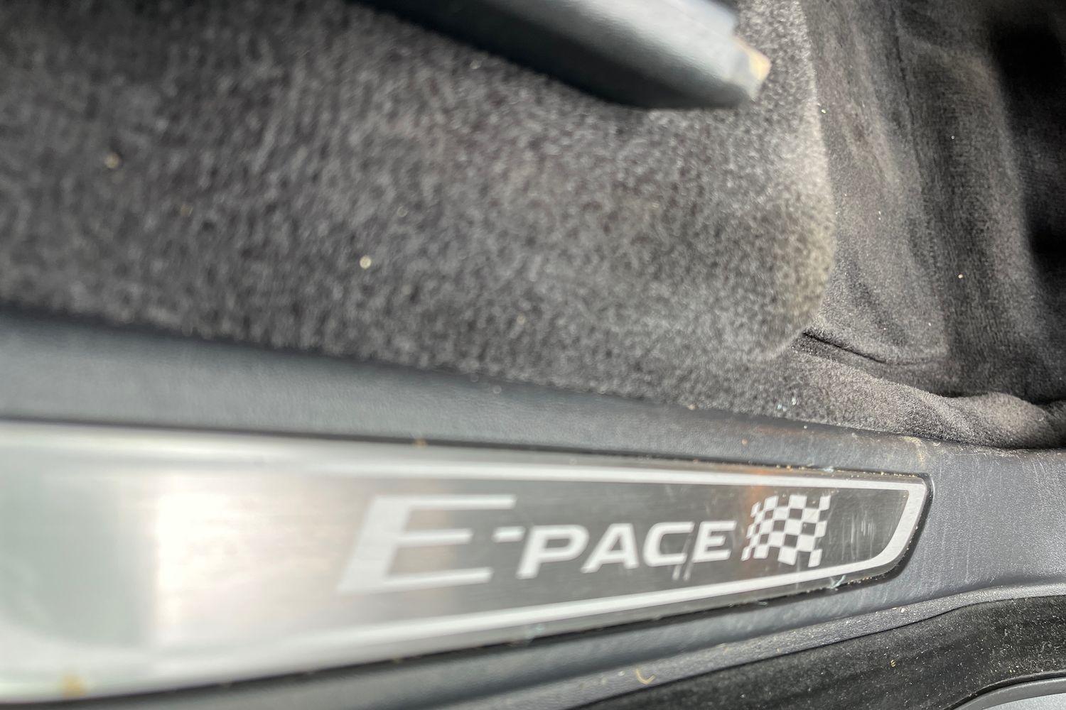 Jaguar E-PACE Photo 36