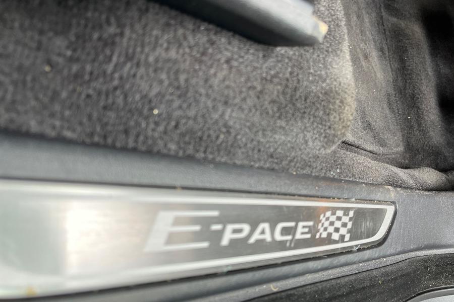 Jaguar E-PACE Photo autoimg-964b0a2bbdf2e2918ecab261876a3bc764409d8f.jpg