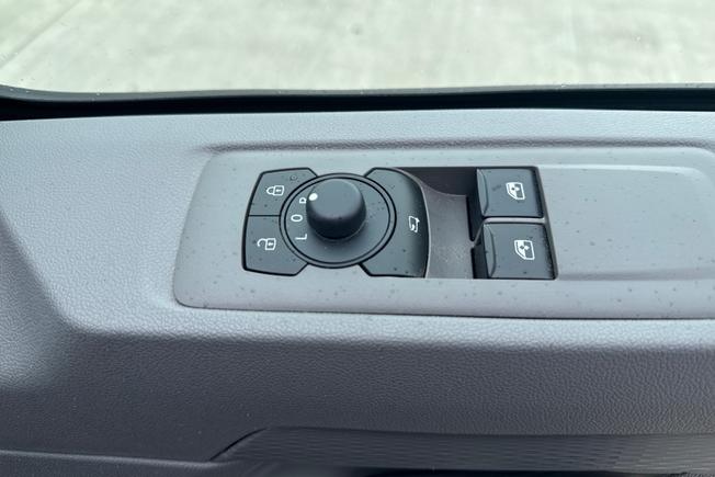 VOLKSWAGEN Transporter Photo 35