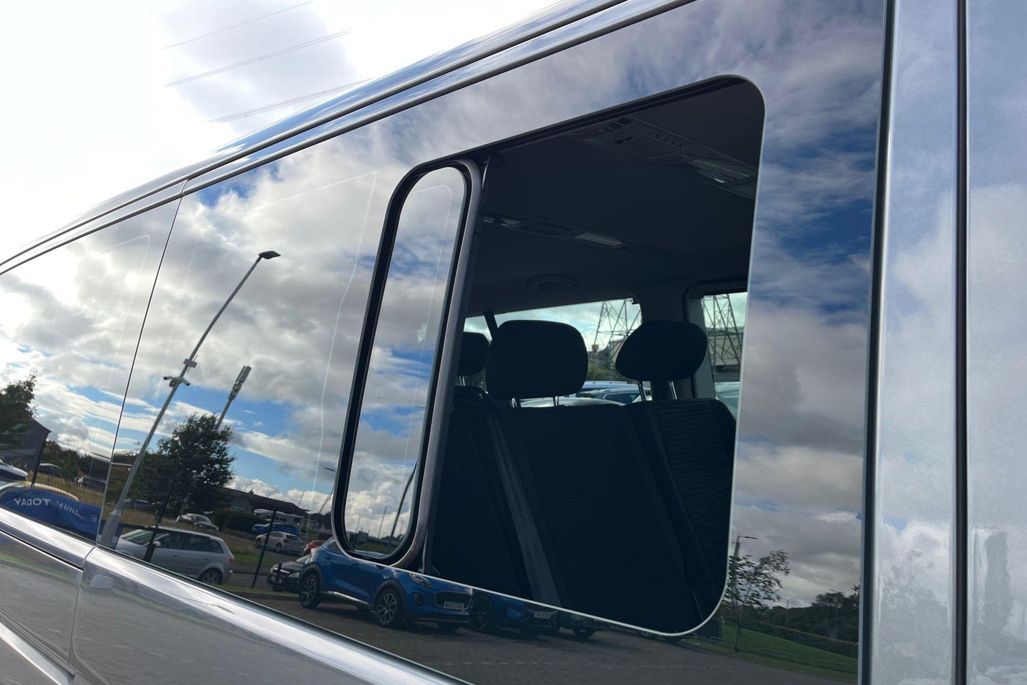 Volkswagen Transporter Shuttle Photo 38