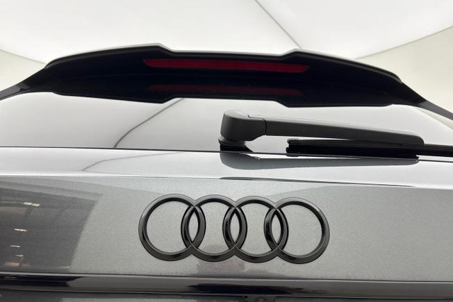 Audi RS4 Photo 32