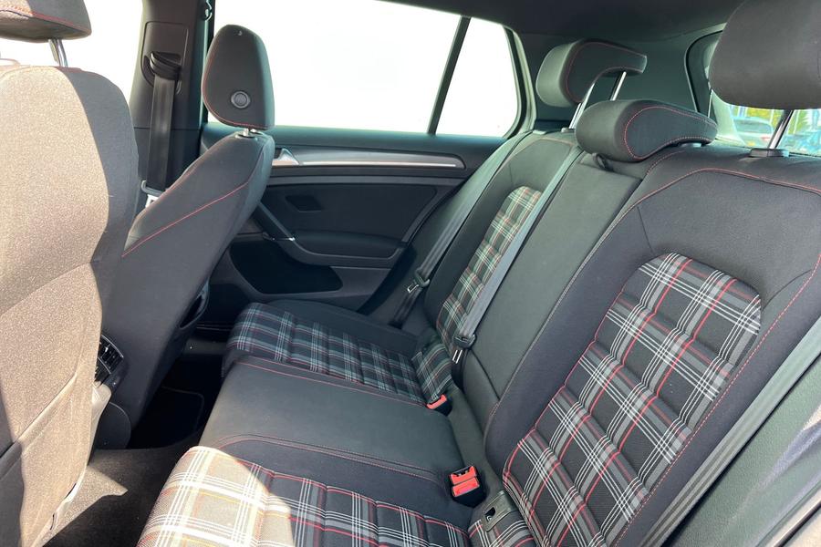 Volkswagen GOLF Photo autoimg-96b4df48a1ce16b6c1fc2d6e9270f9fbf3b23850.jpg