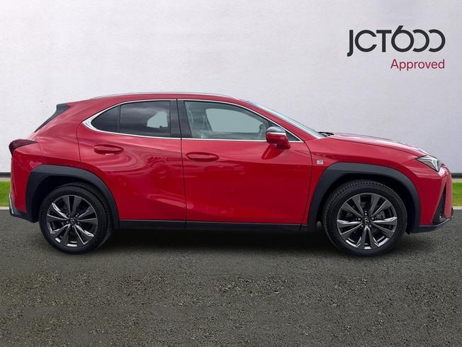 LEXUS Ux Photo 4