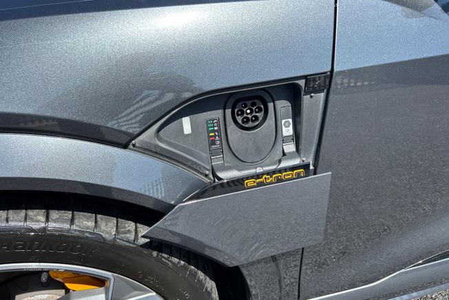 Audi e-tron S Photo 46