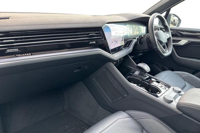 VOLKSWAGEN Touareg Photo 2