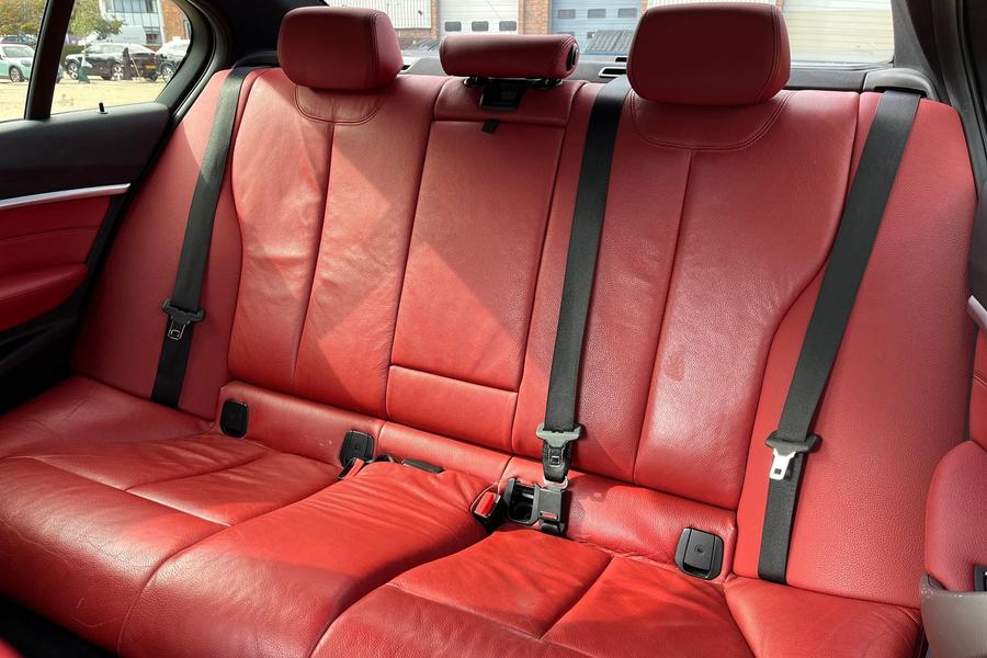 BMW 3 Series Photo autoimg-979e2bc06aa48f02f494b5bb6b2b1fd75e894535.jpg