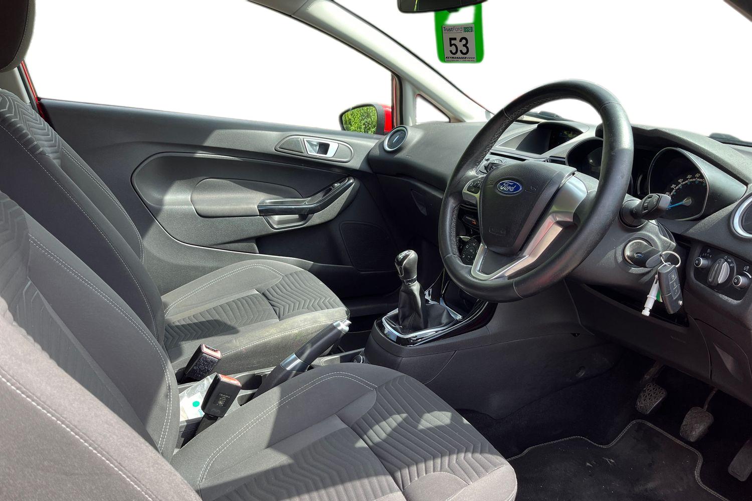 Ford FIESTA Photo 8