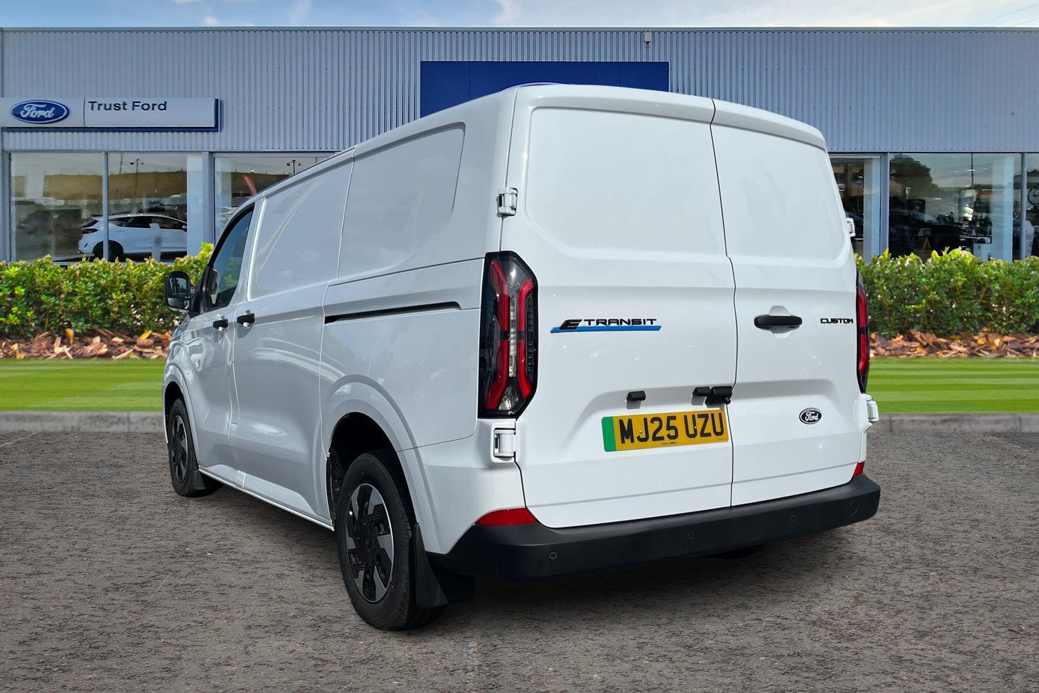 Ford E-Transit Custom Photo 1
