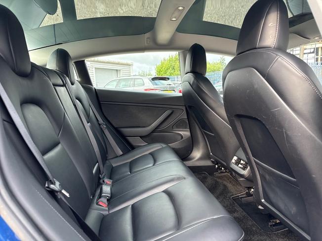 TESLA Model 3 Photo 39
