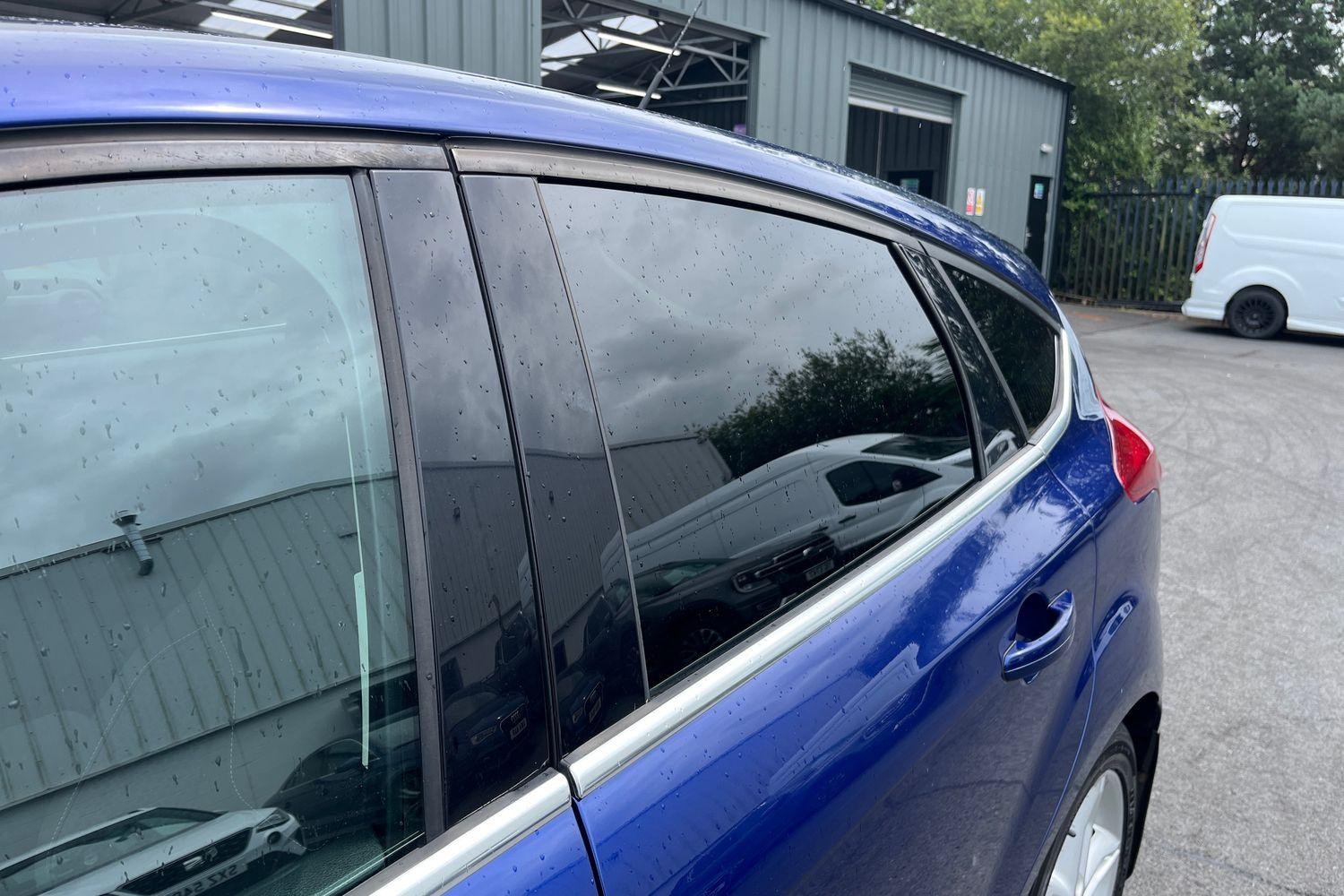 Ford FOCUS Photo 24