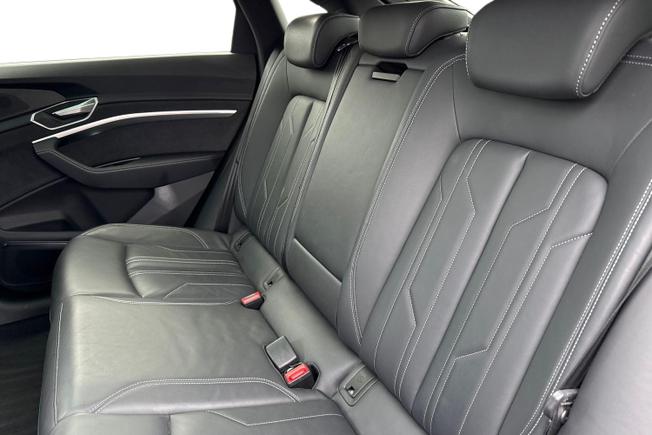 AUDI Q8 E-Tron Photo 9