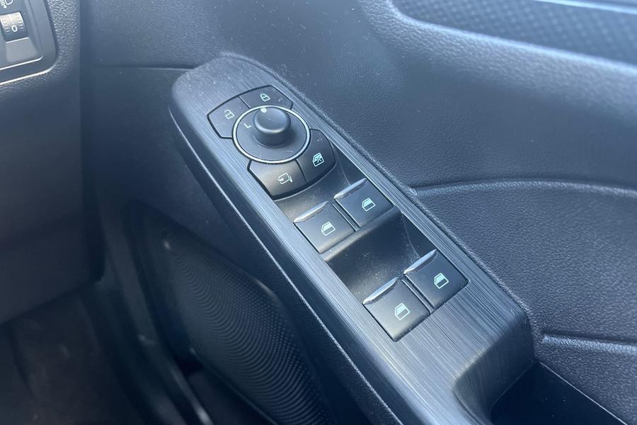 Ford KUGA Photo autoimg-9847be60bd3dad532ae4edcd8a603461c9c812d8.jpg