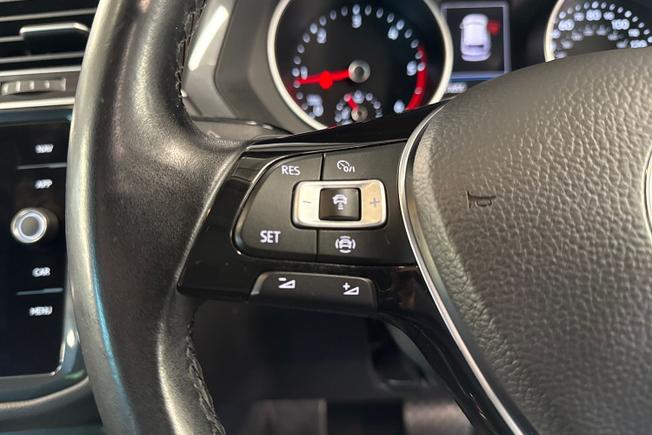 VOLKSWAGEN Tiguan Photo 16