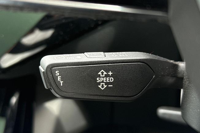 AUDI Q8 E-Tron Photo 33