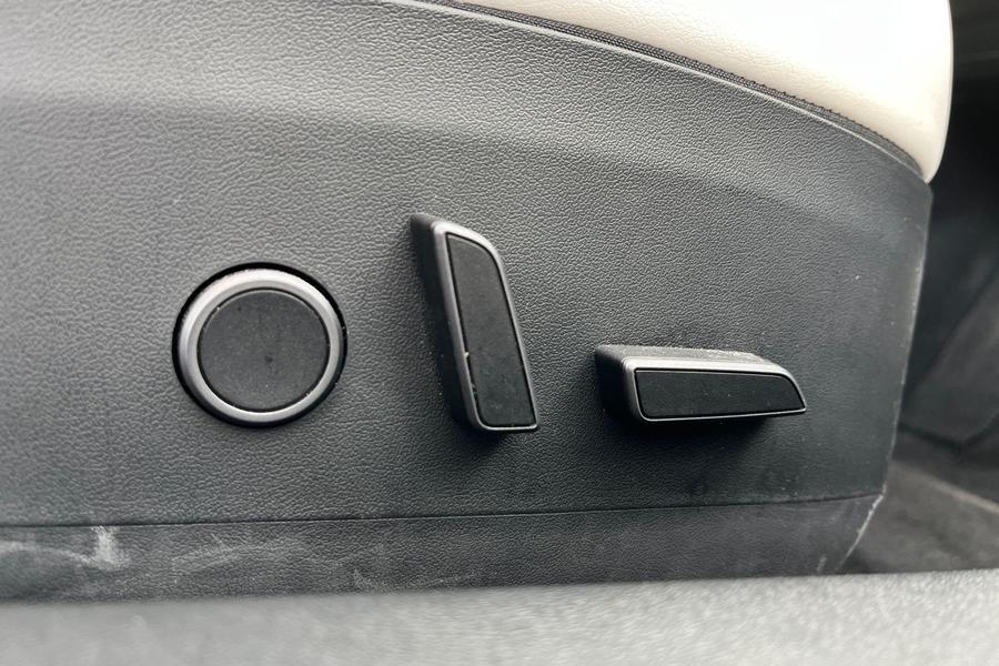 TESLA Model 3 Photo autoimg-986bdca4d27ba9d3e17b9940f38f97a346e4122d.jpg