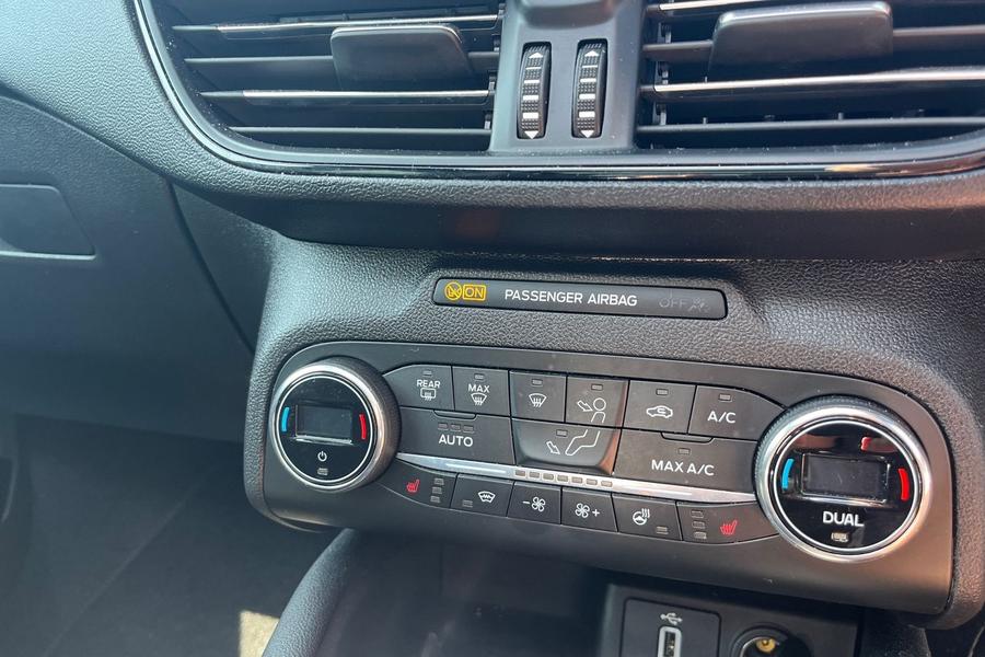 Ford FOCUS Photo autoimg-98b86ad7248e567ec649f171ef416d2455909338.jpg