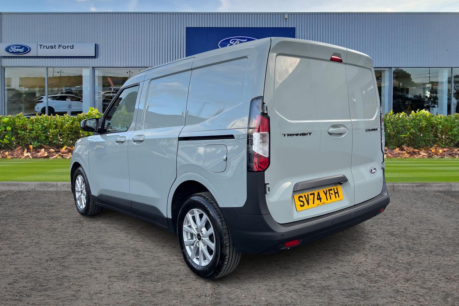 Ford TRANSIT COURIER Photo 1