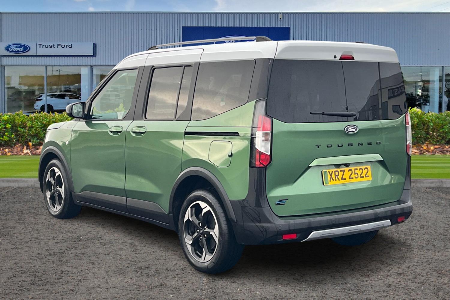 Ford E-Tourneo Courier Photo 1