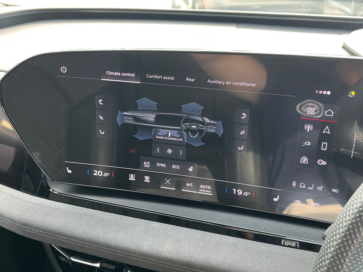 Audi Q6 e-tron Photo 12