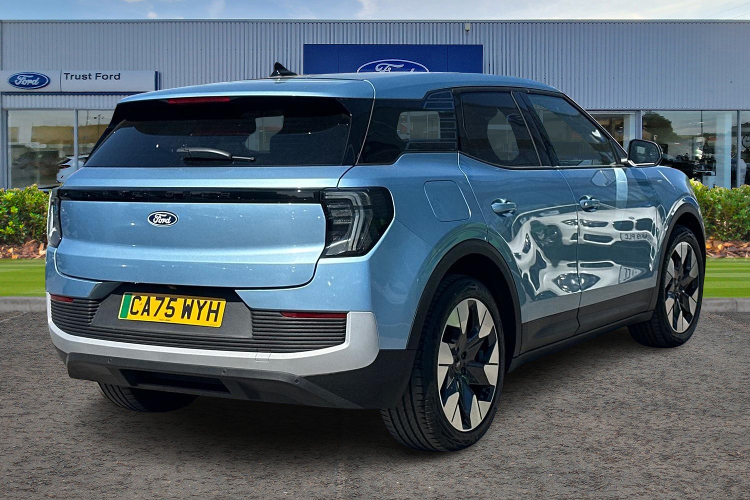 Ford EXPLORER Photo 3