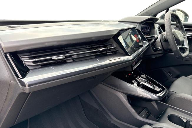 Audi Q4 Photo 2