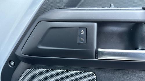 Land Rover Defender Photo autoimg-992bd352b27e92c96fb5a91f77873f83e039aadd.jpg
