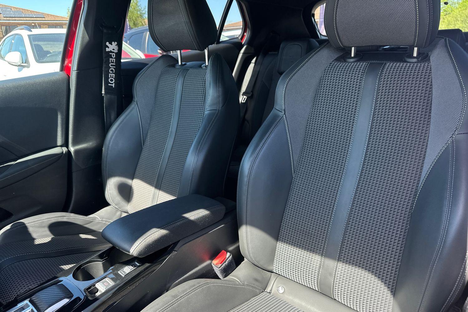 Peugeot 2008 Photo 18