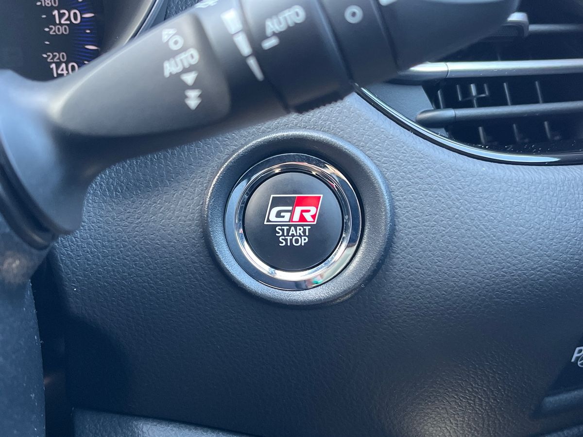 Toyota C-HR Photo 30