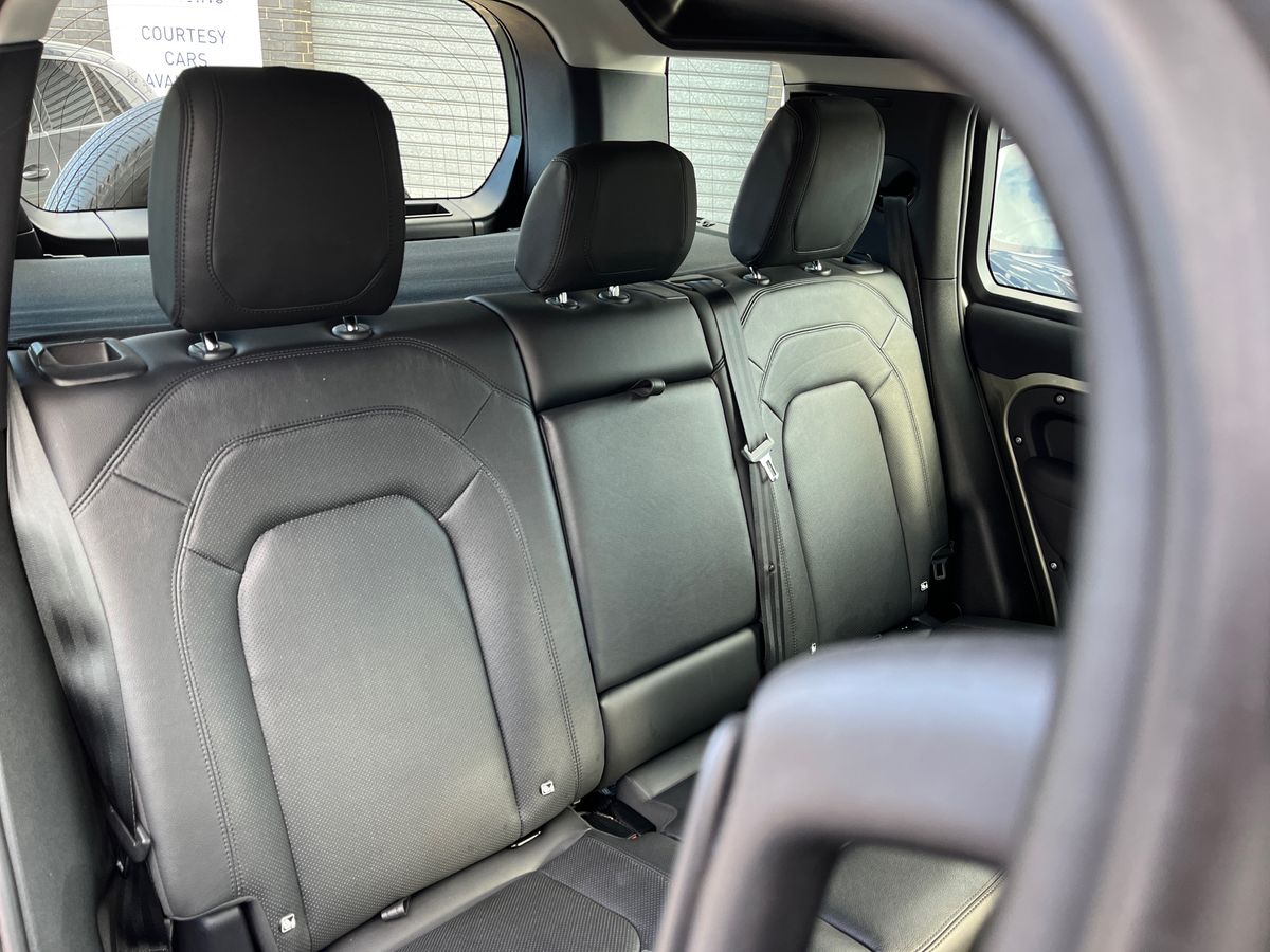 Land Rover Defender 110 Photo 33
