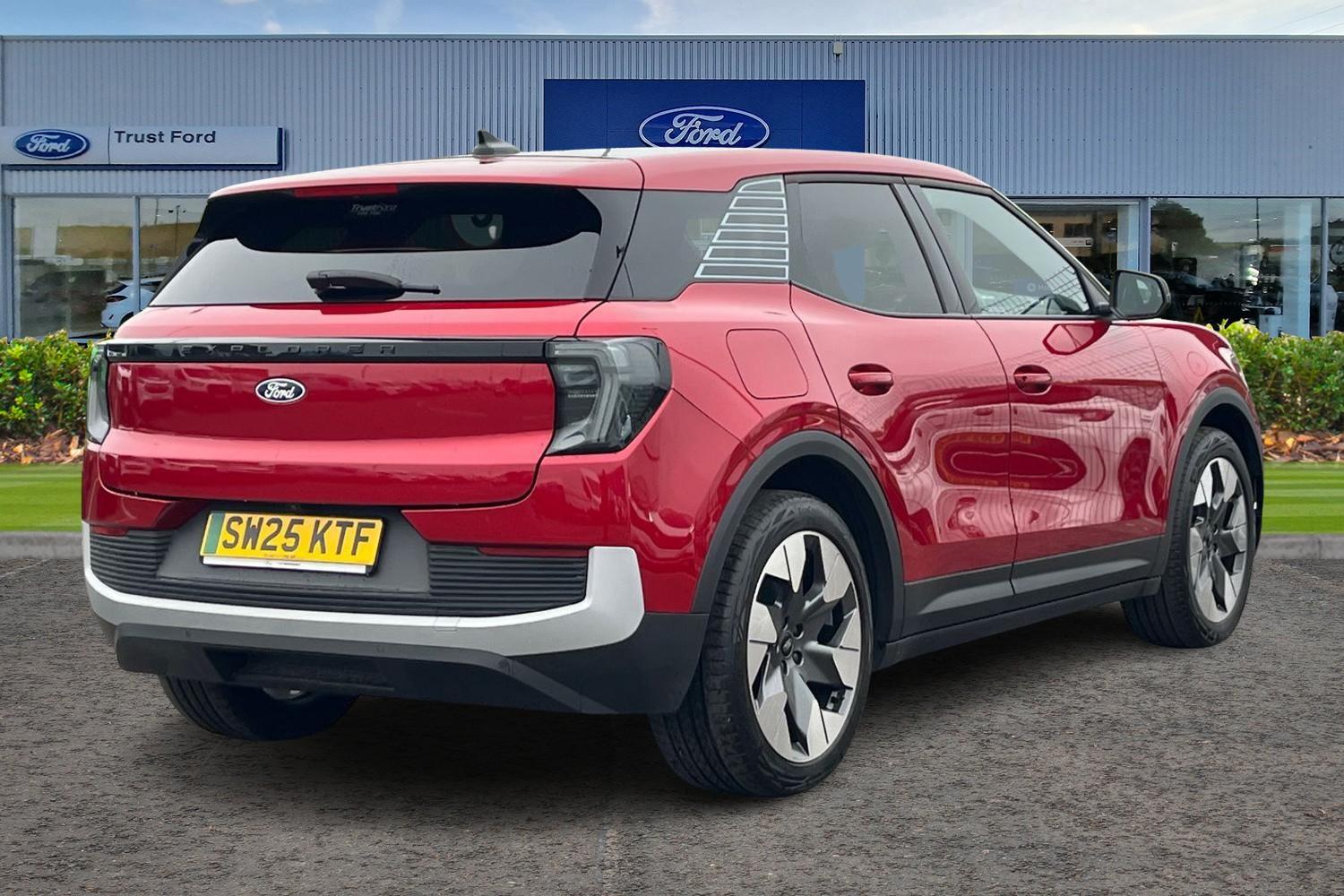 Ford EXPLORER Photo 3