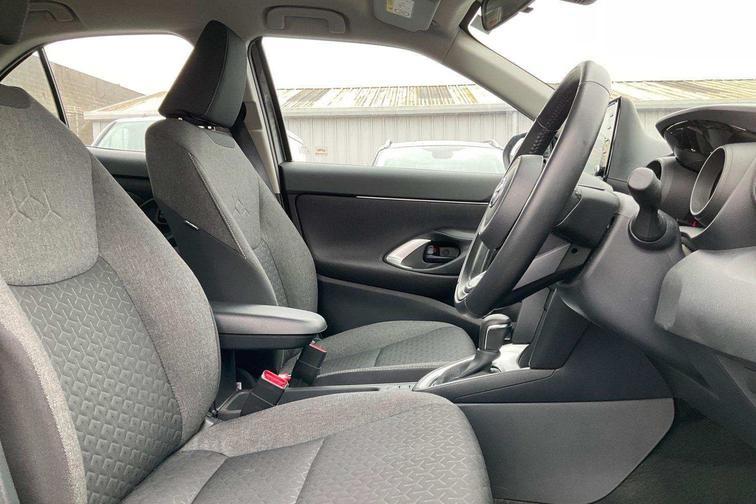 Toyota YARIS CROSS Photo 16