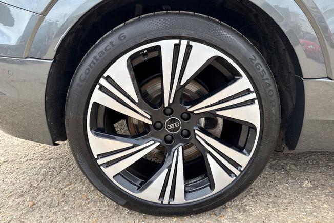 AUDI Q8 E-Tron Photo 45