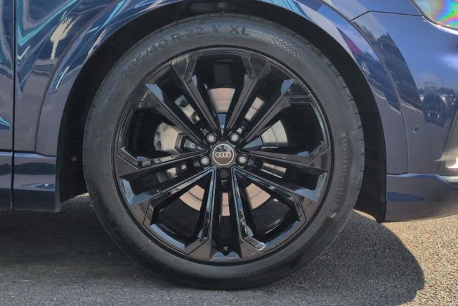 AUDI Q8 Photo 5