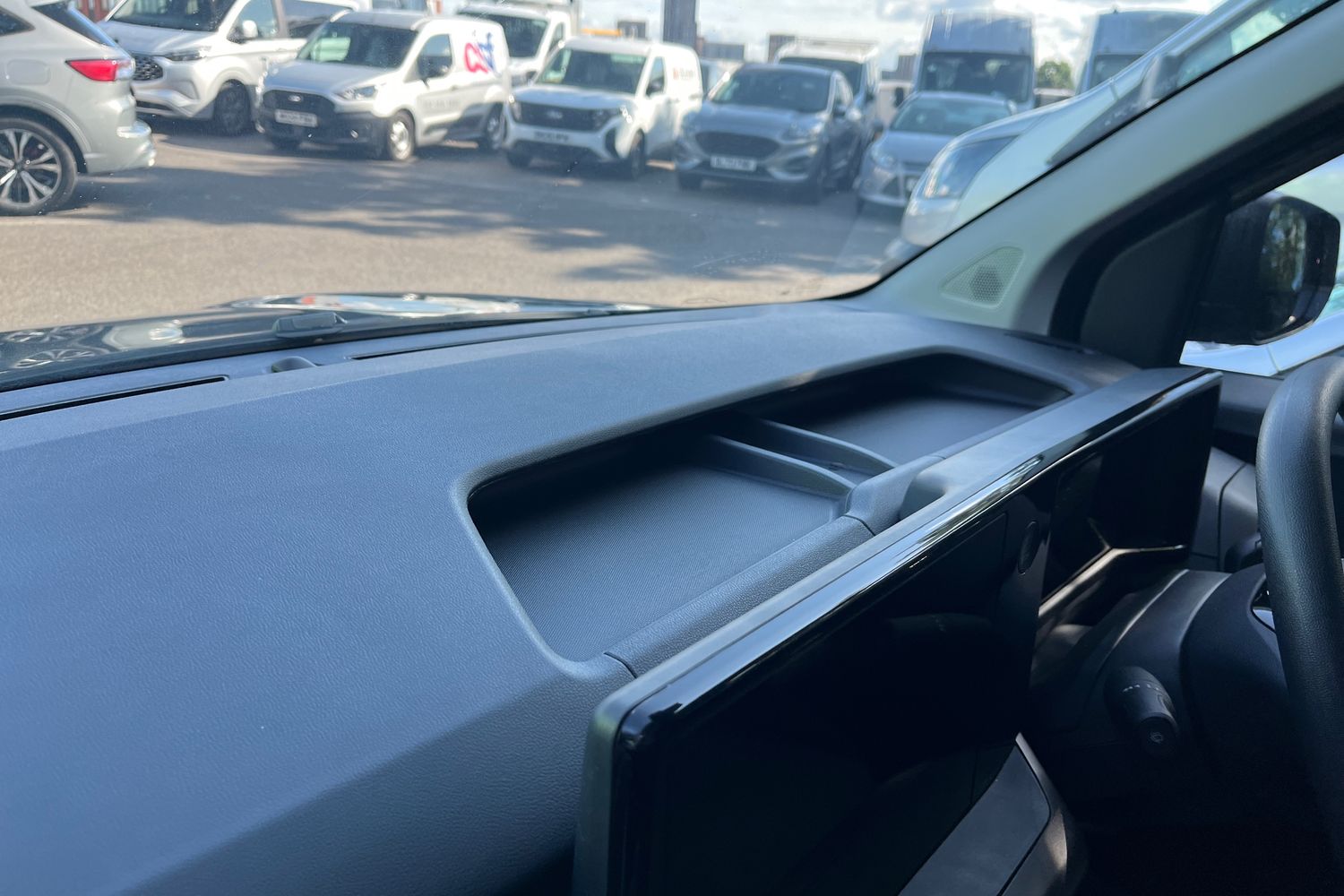 Ford E-Transit Courier Photo 32