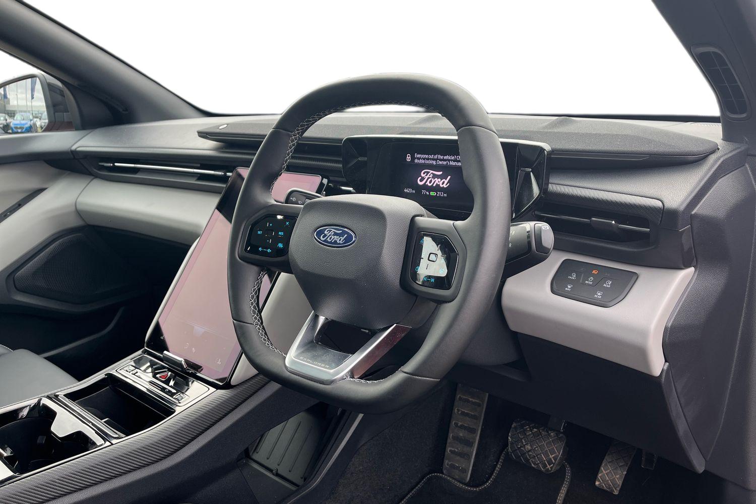 Ford Explorer Photo 8