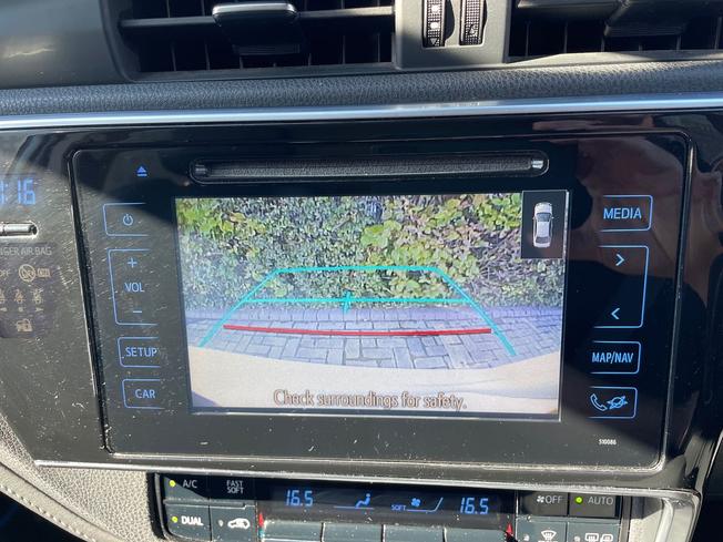 TOYOTA Auris Photo 22