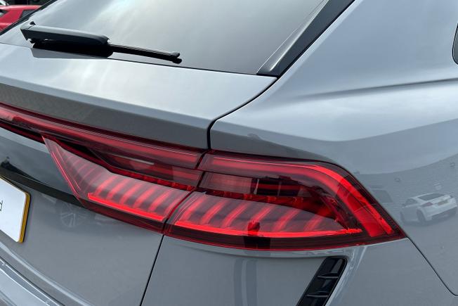 AUDI Rsq8 Photo 18