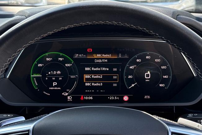 AUDI Q8 E-Tron Photo 30